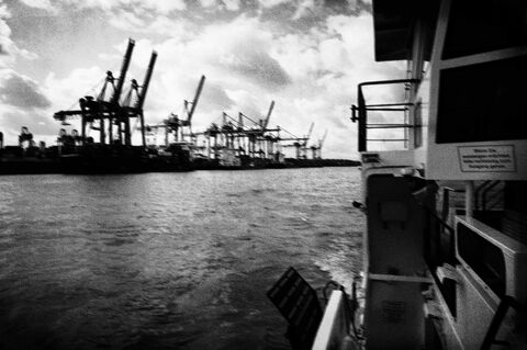 62/63 Oscillations. Le port d'Hambourg, Allemagne.